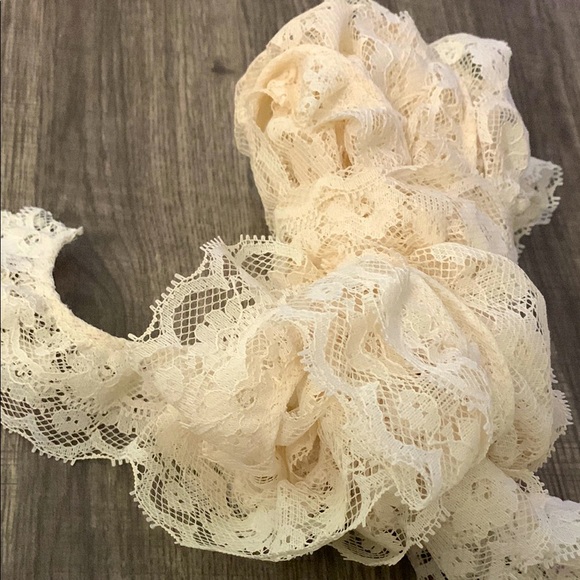 Other - 8 Yards Double Flowered Lace Beige/Cream 2 inch